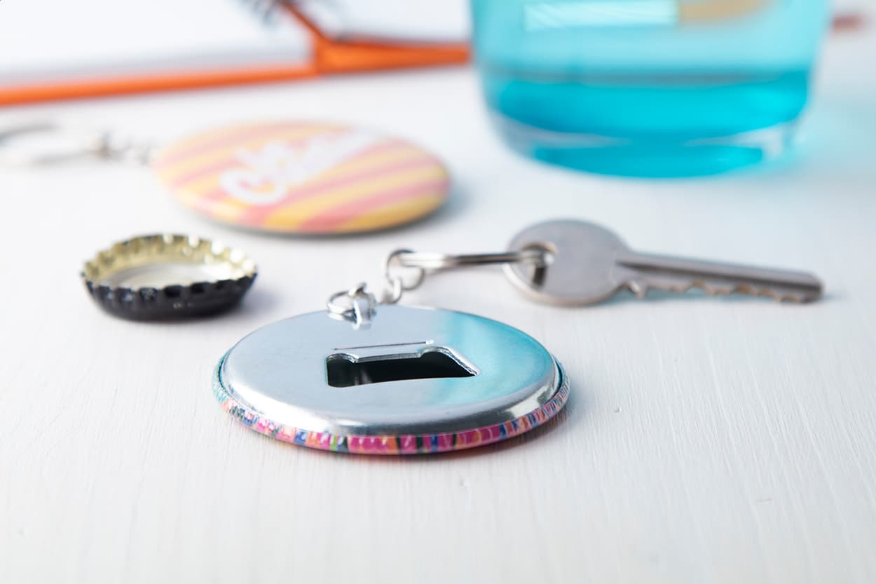 KeyBadge Bottle Button-Schlüsselanhänger